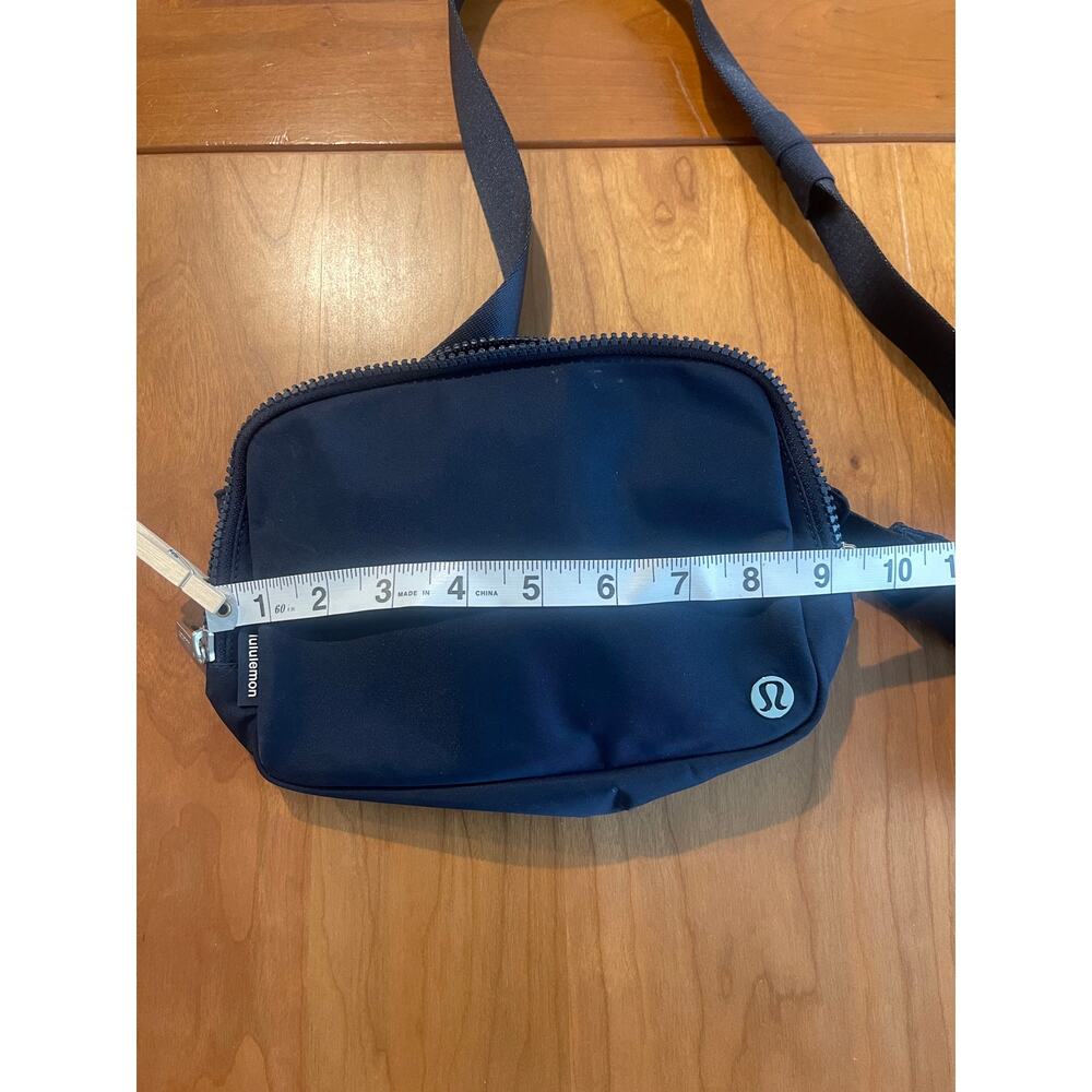 Lululemon Everywhere Belt Bag 1L Navy Blue Crossbody Waist Fanny Pack Unisex - Picture 5 of 7